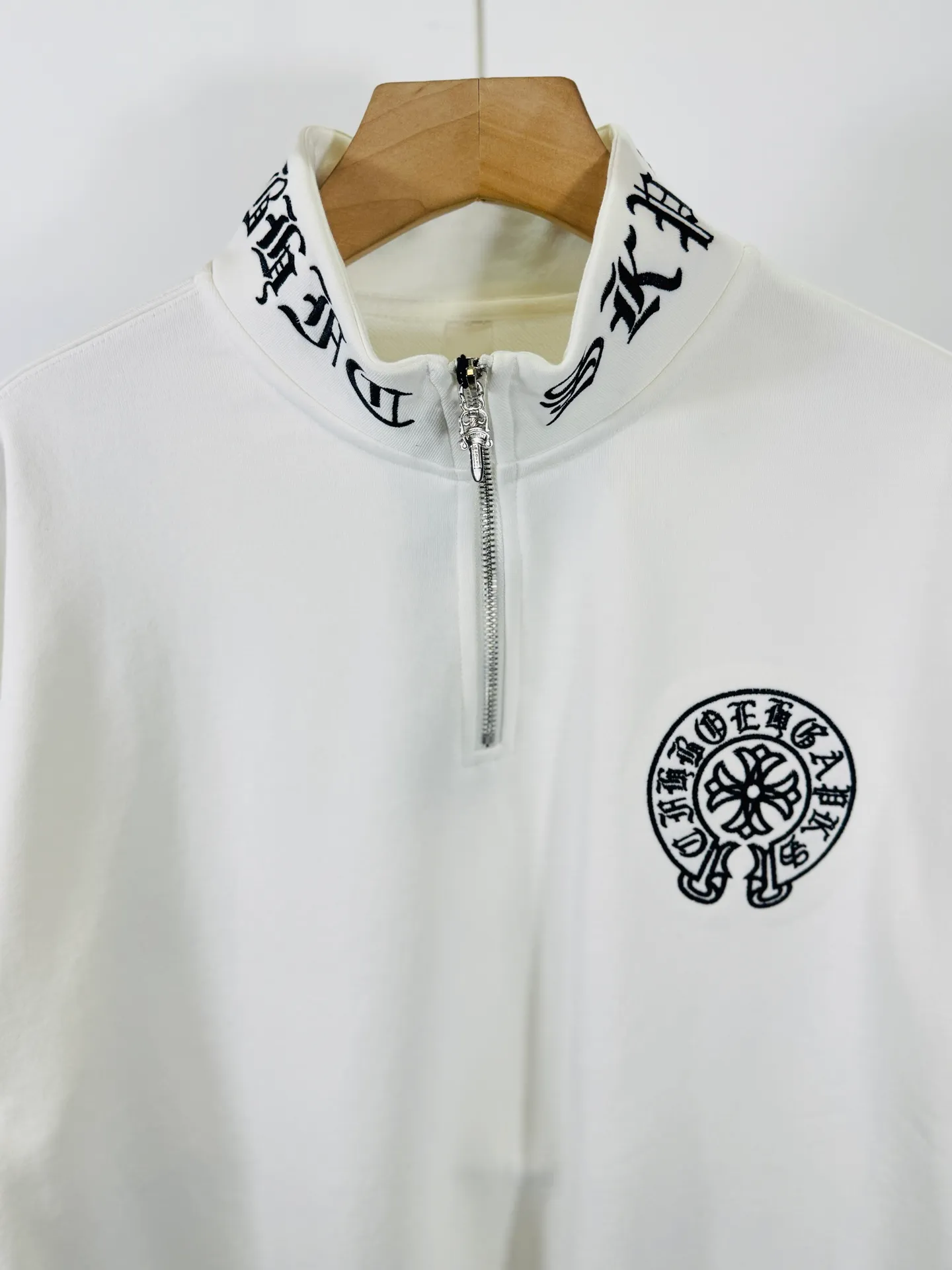 P290 top version, real shot without P, ​​different from market currency) 𝗖𝗵𝗿𝗼𝗺𝗲 𝗛𝗲𝗮𝗿𝘁𝘀/Cro Heart 2025 washed patch embroidery autumn and winter new original single counter American laser burnt 3D embroidery couple stand collar zipper casual sweatshirt 👑The highest version! Customized fabric 430g tripe terry fabric! American acid-washed and distressed original fabric laser burnt ✟appliqué embroidery and exquisite embroidery of letters! The best-selling model in the counter, very comfortable to wear. Accessories: original molded and authenticated collar label➕100% silk wash label. Genuine purchase-grade original hangtag➕matching hanging rope➕3D hanging beads➕original packaging bag. Craftsmanship: The original version has consistent wiring! The highest version of the armhole matching technique! Color: White Black Size: S M L XL Style Number: 25-379
